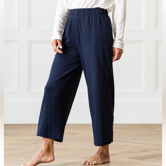Cozy Earth Brushed Bamboo Pull On Capri - Picture 1 of 7